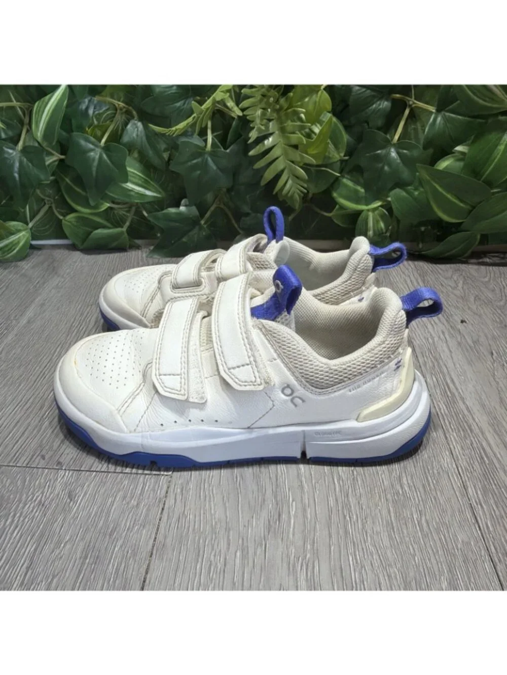 On Cloud The Roger Kids Size 12 US White Indigo Tennis Shoes Sneakers Youth